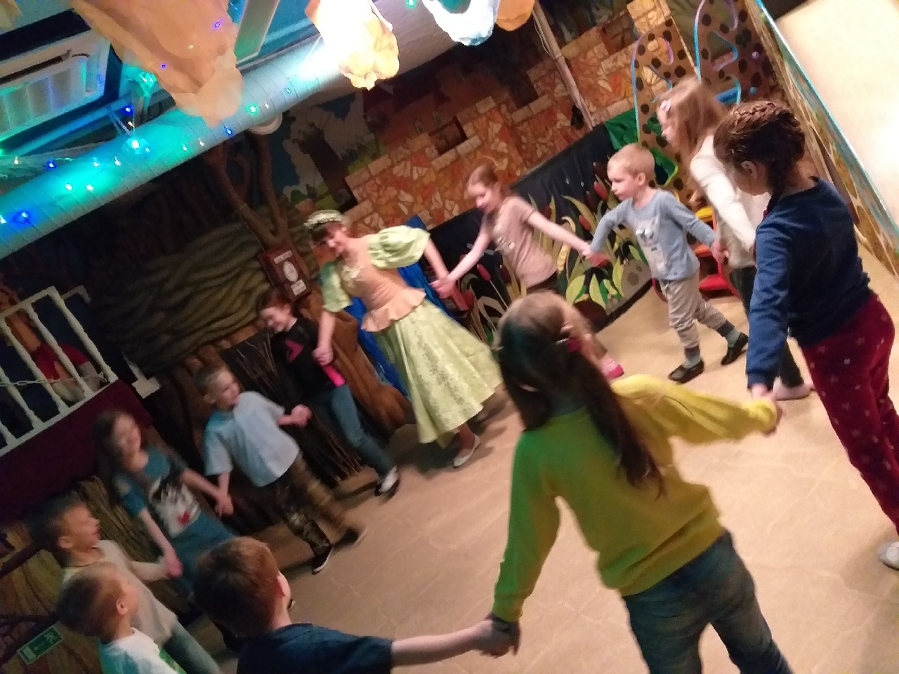 6 апреля Центр семьи подарил мальчишкам и девчонкам путешествие в сказочный мир Андерсена.